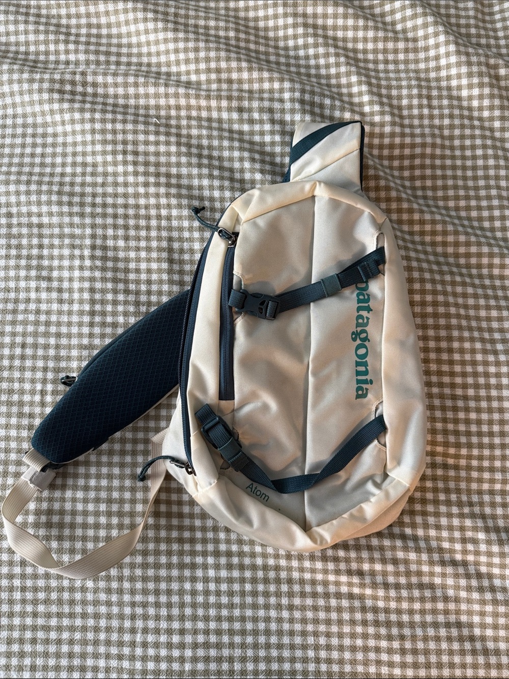 Patagonia Atom 8L Cream & Green Sling Bag